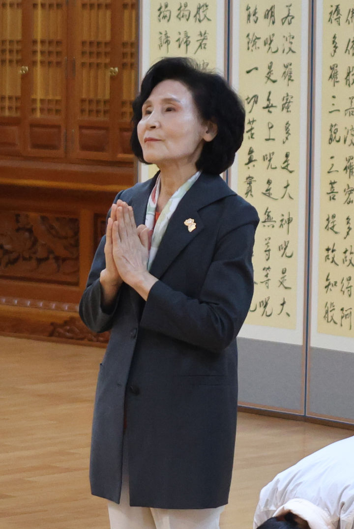 [서울=뉴시스] 고승민 기자 = 김문수 국민의힘 대선 후보 부인 설난영 여사가 20일 서울 종로구 한국불교 태고종 법륜사에서 합장하고 있다. (사진=국민의힘 제공) 2025.05.20. photo@newsis.com *재판매 및 DB 금지