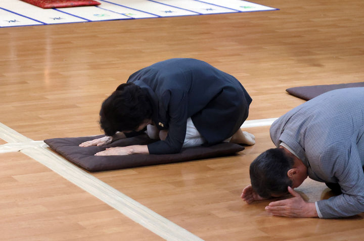 [서울=뉴시스] 고승민 기자 = 김문수 국민의힘 대선 후보 부인 설난영 여사가 20일 서울 종로구 한국불교 태고종 법륜사에서 절을 하고 있다. (사진=국민의힘 제공) 2025.05.20. photo@newsis.com *재판매 및 DB 금지