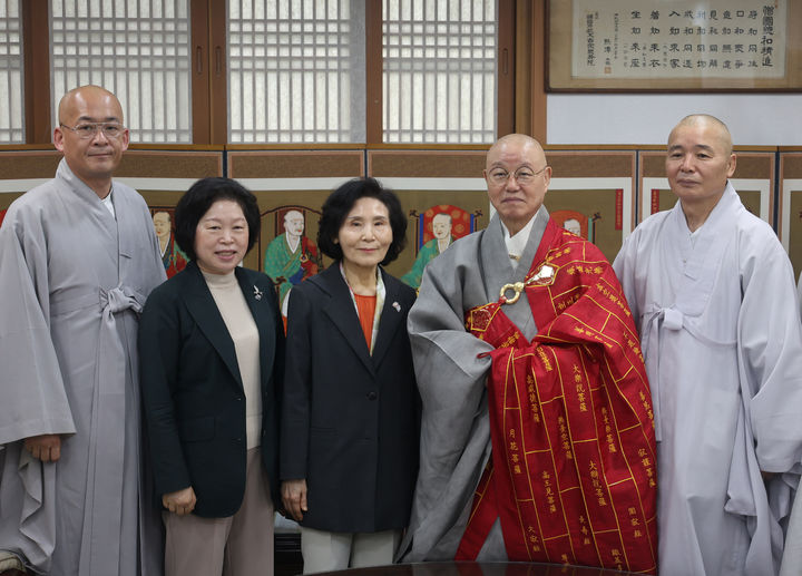[서울=뉴시스] 고승민 기자 = 김문수 국민의힘 대선 후보 부인 설난영 여사가 20일 서울 종로구 한국불교 태고종 법륜사에서 총무원장 상진 스님을 예방, 기념촬영하고 있다. (사진=국민의힘 제공) 2025.05.20. photo@newsis.com *재판매 및 DB 금지