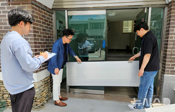 [광주=뉴시스] 광주시 반지하주택 침수 대비 현장 점검. (사진=광주시 제공) 2025.05.20. photo@newsis.com *재판매 및 DB 금지