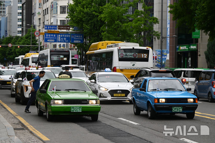 [광주=뉴시스] 박기웅 기자 = 제45주년 5·18민중항쟁 민주기사의 날 기념식이 열린 20일 오후 광주 북구 옛 무등경기장 앞에서 택시들이 금남로에 들어서고 있다. 이들은 45년 전 5·18민주화운동 당시 전남도청 앞 금남로를 가득 메우고 광주시민들의 저항을 촉발한 차량 행렬 시위를 재현했다. 2025.05.20. pboxer@newsis.com