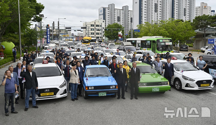[광주=뉴시스] 박기웅 기자 = 제45주년 5·18민중항쟁 민주기사의 날 기념식이 열린 20일 오후 광주 북구 옛 무등경기장 앞에서 택시기사 등 관계자들이 구호를 외치고 있다. 이들은 45년 전 5·18민주화운동 당시 전남도청 앞 금남로를 가득 메우고 광주시민들의 저항을 촉발한 차량 행렬 시위를 재현했다. 2025.05.20. pboxer@newsis.com