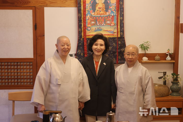 [서울=뉴시스] 권창회 기자 = 김문수 국민의힘 대선 후보 부인 설난영 여사가 20일 서울 은평구 진관사를 방문해 회주 계호 스님과 주지 법해 스님을 예방하고 있다. (사진=국민의힘 제공) 2025.05.20. photo@newsis.com