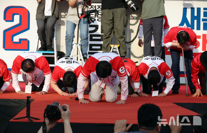 [하남=뉴시스] 고승민 기자 = 김문수 국민의힘 대선 후보가 20일 경기 스타필드 하남에서 유세를 하기 전 큰절을 하고 있다. 2025.05.20. kkssmm99@newsis.com