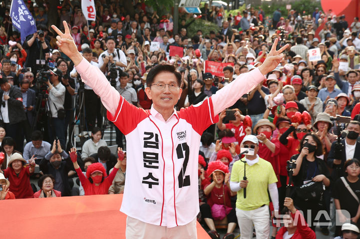 [하남=뉴시스] 고승민 기자 = 김문수 국민의힘 대선 후보가 20일 경기 스타필드 하남에서 유세를 하고 있다. (공동취재) 2025.05.20. photo@newsis.com