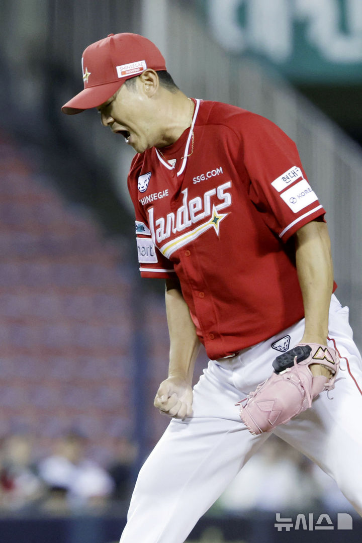 [서울=뉴시스] 최동준 기자 = 20일 서울 송파구 잠실야구장에서 열린 2025 KBO리그 SSG 랜더스와 두산 베어스의 경기, 7회말 2사 주자 없는 상황 SSG 노경은이 두산 김재환을 삼진으로 잡아낸 뒤 포효하고 있다. 2025.05.20. photocdj@newsis.com