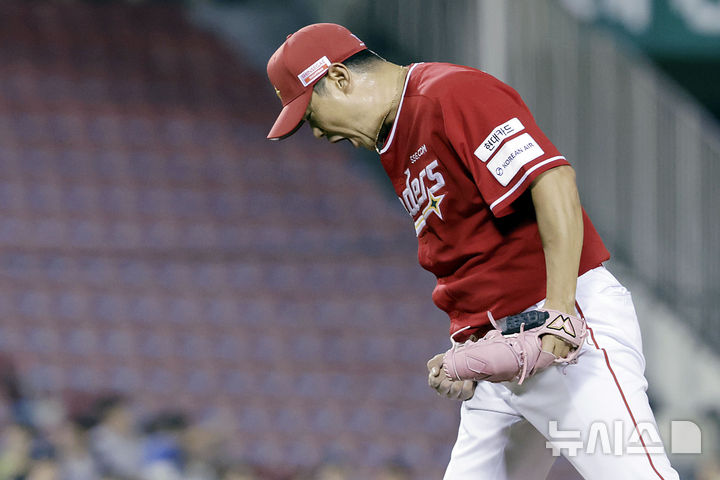 [서울=뉴시스] 최동준 기자 = 20일 서울 송파구 잠실야구장에서 열린 2025 KBO리그 SSG 랜더스와 두산 베어스의 경기, 7회말 2사 주자 없는 상황 SSG 노경은이 두산 김재환을 삼진으로 잡아낸 뒤 포효하고 있다. 2025.05.20. photocdj@newsis.com