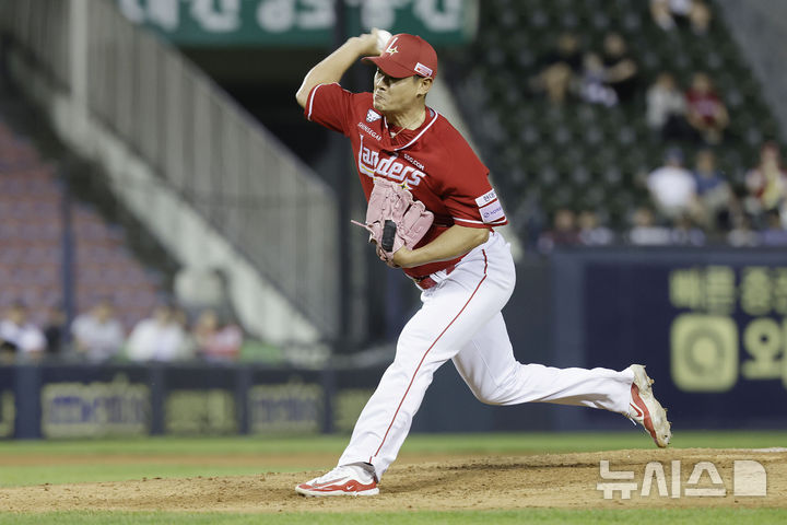 [서울=뉴시스] 최동준 기자 = 지난달 20일 서울 송파구 잠실야구장에서 열린 2025 KBO리그 SSG 랜더스와 두산 베어스의 경기, 7회 SSG 노경은이 역투하고 있다. 2025.05.20. photocdj@newsis.com