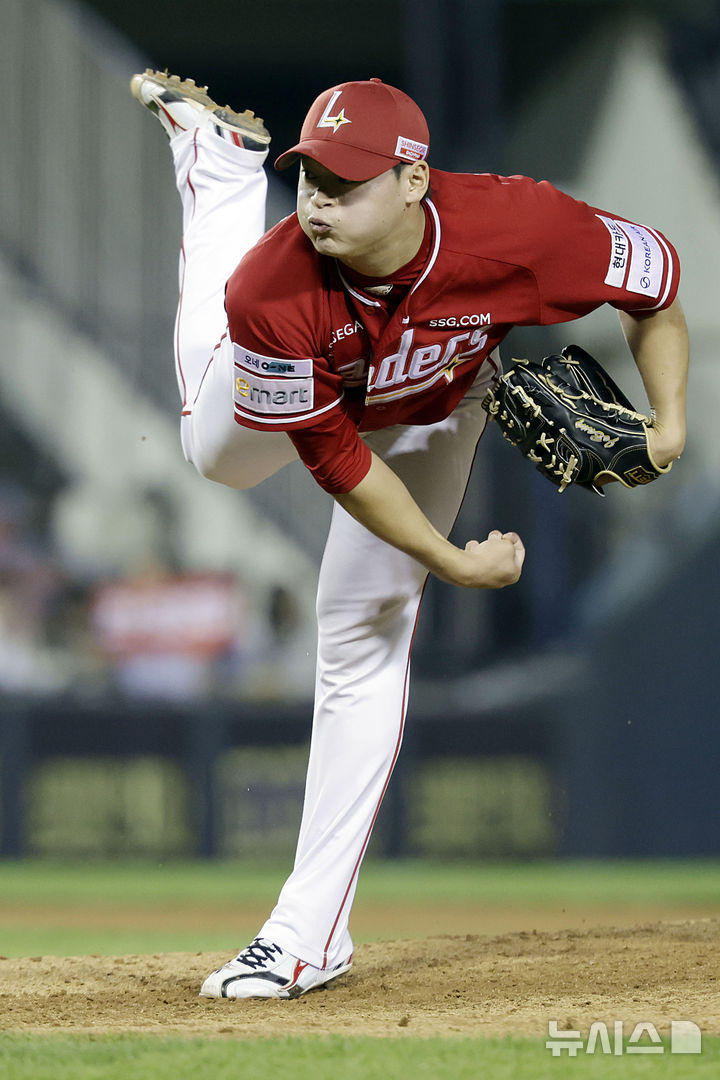 [서울=뉴시스] 최동준 기자 = 20일 서울 송파구 잠실야구장에서 열린 2025 KBO리그 SSG 랜더스와 두산 베어스의 경기, 9회 SSG 조병현이 역투하고 있다. 2025.05.20. photocdj@newsis.com