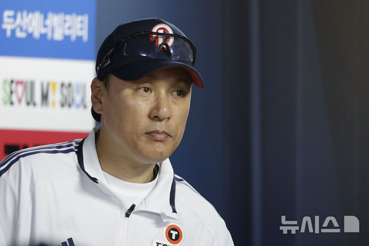 [서울=뉴시스] 최동준 기자 = 20일 서울 송파구 잠실야구장에서 열린 2025 KBO리그 SSG 랜더스와 두산 베어스의 경기, 5-3으로 패한 두산 이승엽 감독이 경기장을 나서고 있다. 2025.05.20. photocdj@newsis.com