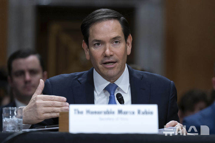 [워싱턴=AP/뉴시스] 마코 루비오 미국 국무장관이 20일(현지 시간) 2026년 회계연도 예산 관련 상원 외교위원회 청문회에 출석해 의원들의 질의에 답하고 있다. 2025.05.21.
