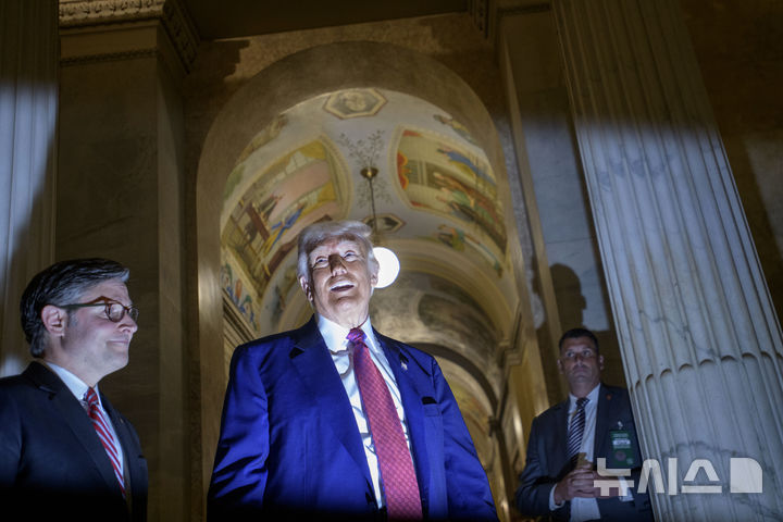 [워싱턴=AP/뉴시스]미 정부와 공화당 지도부가 대규모 감세와 국방비 증액 등의 내용을 담은 새 예산법을 추진하면서 공화당 강경파의 반발에 부닥쳐 진통을 겪고 있다. 사진은 21일(현지시각) 공화당 의원 총회 참석해 반대 의원들을 설득한 도널드 트럼프 미 대통령이 마이크 존슨 하원의장과 대화하는 모습. 2025.5.22. 