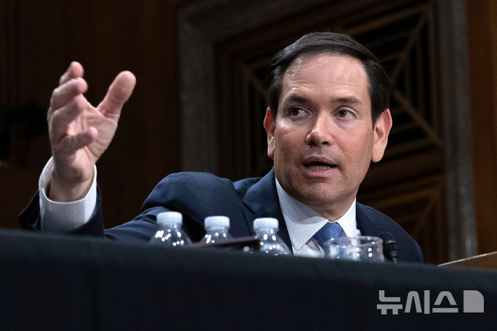 [워싱턴=AP/뉴시스]마코 루비오 미국 국무장관이 지난달 20일 미 워싱턴DC 국회의사당에서 열린 상원 외교위원회 예산심의 청문회에 출석해 발언하고 있다. 2025.06.18.