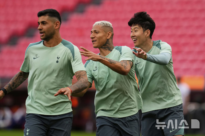 [빌바오=AP/뉴시스] 잉글랜드 프로축구 프리미어리그(EPL) 토트넘 홋스퍼 시절 손흥민과 크리스티안 로메로(왼쪽 1번째). 2025.05.20.