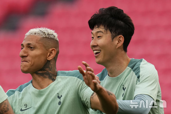 [빌바오=AP/뉴시스] 잉글랜드 프로축구 프리미어리그(EPL) 토트넘 홋스퍼의 히샬리송, 손흥민. 2025. 5. 20.