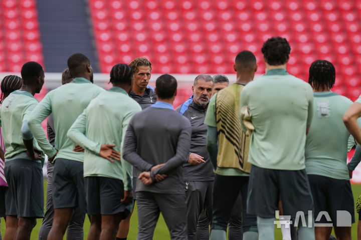 [빌바오=AP/뉴시스] 잉글랜드 프로축구 프리미어리그(EPL) 토트넘 홋스퍼의 안지 포스테코글루 감독. 2025. 5. 20.