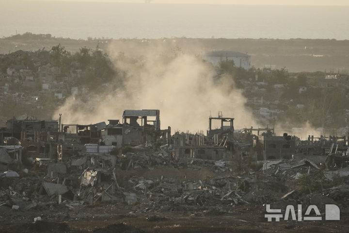 [가자지구=AP/뉴시스] 미국은 이스라엘에 가자지구에서의 전면 지상 침공을 연기해달라고 요청했다고 예루살렘포스트가 25일(현지 시간) 보도했다. 사진은 지난 20일 이스라엘군의 가자지구 폭격 이후 연기가 피어오르는 모습이 이스라엘 남부에서 관측되고 있는 모습. 2025.05.25.