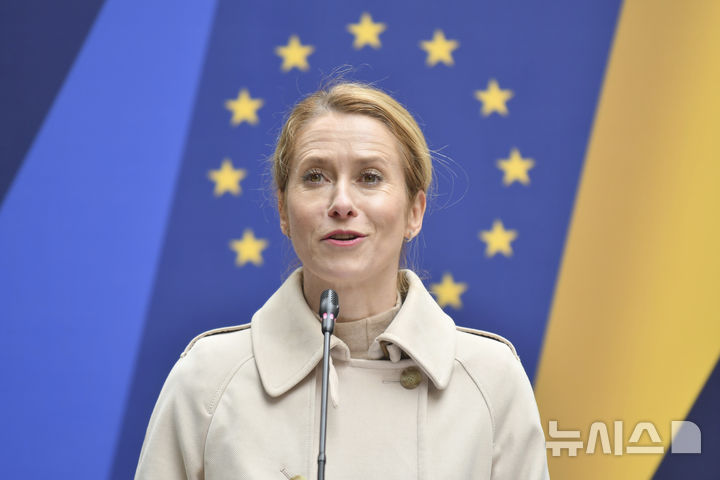 [르이우=AP/뉴시스]지난 9일(현지시각) 우크라이나 르이우에서 열린 우크라이나-유럽연합(EU) 외교장관 회담에 참석한 카야 칼라스 EU 외교안보 담당 집행위원이 기자회견을 하는 모습. 칼라스 집행위원은 20일 시리아에 대한 제재 해제를 발표했다. 2025.5.21. 