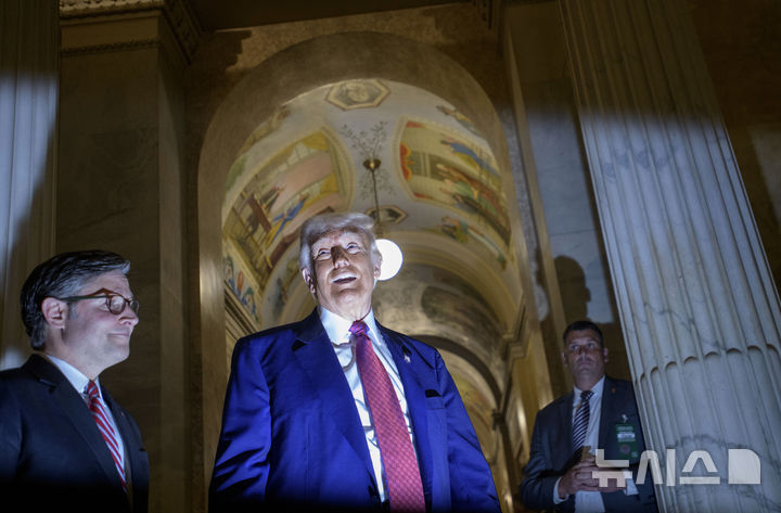 [워싱턴=AP/뉴시스] 도널드 트럼프 미 대통령이 지난 20일(현지시각) 예산법안 통과에 진통을 겪고 있는 하원을 직접 방문해 공화당 하원들을 설득했다. 트럼프 옆에는 마이크 존슨 하원의장. 2025.5.21.