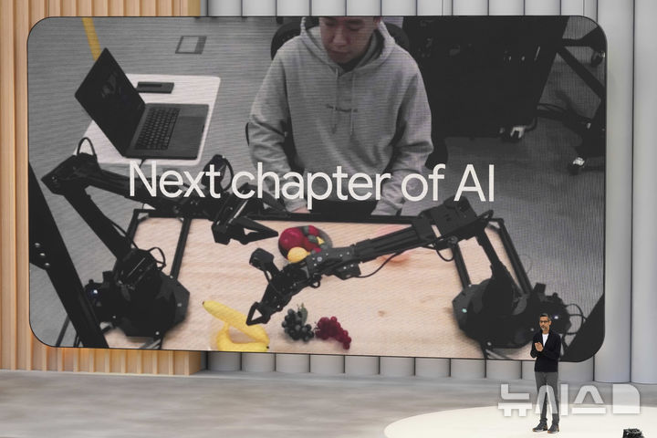 [캘리포니아=AP/뉴시스] 순다르 피차이 구글 최고경영자(CEO)가 지난 5월 20일(현지 시간) 캘리포니아주 마운틴뷰에서 개최한 개발자 회의(I/O)에서 연설하고 있다. 2025.08.05.