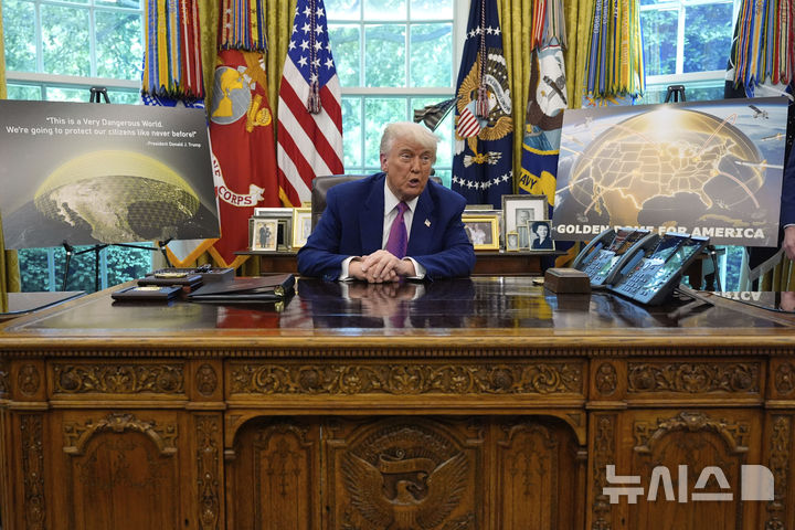 [워싱턴=AP/뉴시스] 중국의 한 연구팀은 '중국판 골든 돔' 시제품 개발에 성공했다고 홍콩 사우스차이나모닝포스트(SCMP)가 30일(현지 시간) 보도했다.사진은 도널드 트럼프 미국 대통령이 지난 5월 20일(현지 시간) 백악관 집무실에서 차세대 미사일 방어시스템인 '골든 돔'에 관해 발언하고 있는 모습. 2025.10.01.