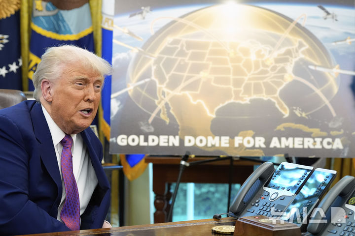 [워싱턴=AP/뉴시스] 도널드 트럼프 미국 대통령이 20일(현지 시간) 백악관 집무실에서 차세대 미사일 방어시스템인 '골든 돔'에 관해 발언하고 있다. 트럼프 대통령은 미 전역을 보호하는 '골든 돔'을 본인의 임기가 끝나는 2029년 1월 이전에 실전 배치하겠다고 밝혔다. 2025.05.21.