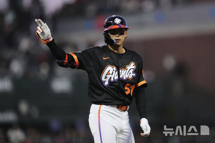 [샌프란시스코=AP/뉴시스] 샌프란시스코 자이언츠의 이정후가 20일(현지 시간) 미 캘리포니아주 샌프란시스코의 오라클 파크에서 열린 2025 메이저리그 캔자스시티 로열스와의 경기 5회 말 1타점 적시타를 치고 나가 세리머니하고 있다. 2025.05.21.