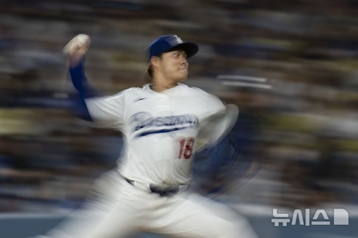 [로스앤젤레스=AP/뉴시스] 미국 메이저리그(MLB) LA 다저스의 야마모토 요시노부가 21일(한국 시간) 미국 캘리포니아주 로스앤젤레스의 다저스타디움에서 열리는 2025 MLB 애리조나 다이아몬드백스와의 경기에 선발 등판해 6회 공을 던지고 있다. 2025.05.21.