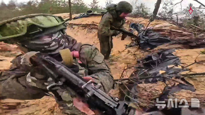 [우크라이나=AP/뉴시스] 러시아 국방부가 배포한 영상 사진에 지난달 21일(현지 시각) 우크라이나 비공개 장소에서 러시아 군인들이 전투 훈련을 하고 있다. 러시아군의 사상자가 우크라이나 침공 이래 100만 명에 달한다. 2025.6.4. 