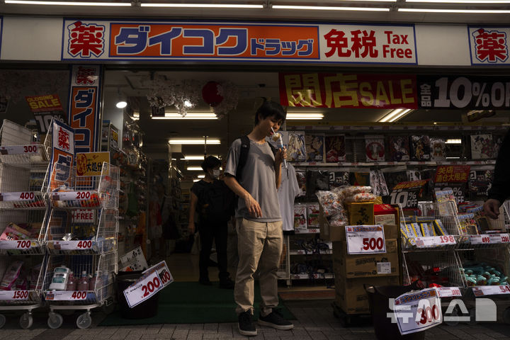 [도쿄=AP/뉴시스] 일본 도쿄 아키하바라에 있는 드럭스토어. 자료사진. 2026.05.23