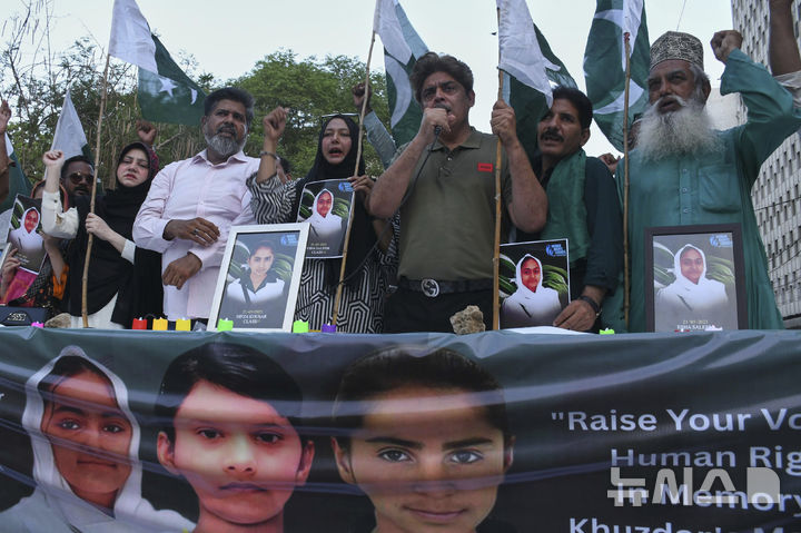 [카라치=AP/뉴시스] 21일(현지 시간) 파키스탄 카라치에서 시민단체 회원들이 후즈다르에서 발생한 자살 폭탄 공격으로 숨진 학교 어린이들의 사진을 들고 테러를 규탄하고 있다. 현지 당국은 군이 운영하는 학교 통학버스를 겨냥한 자살 폭탄 공격으로 어린이 4명 등 최소 6명이 숨지고 38명이 부상했다고 밝혔다. 2025.05.22.