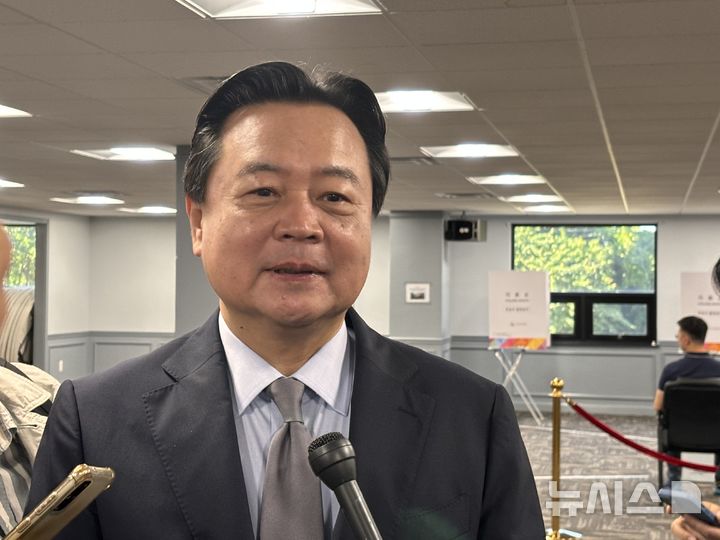 [워싱턴=뉴시스]이윤희 특파원 = 20일(현지 시간) 미국 버지니아주 알렉산드리아 코리안커뮤니티센터에 마련된 제21대 대통령선거 재외투표 투표소에서 조현동 주미대사가 취재진 질문에 답변하고 있다. 이번 대선 재외선거는 이날부터 오는 25일까지 전 세계 118개국 223개 투표소에서 진행된다. 2025.05.21. 