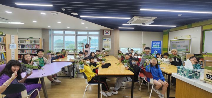 [구미=뉴시스] 초등학생 대상 환경 교육. (사진=구미시 제공) 2025.05.21 photo@newsis.com *재판매 및 DB 금지
