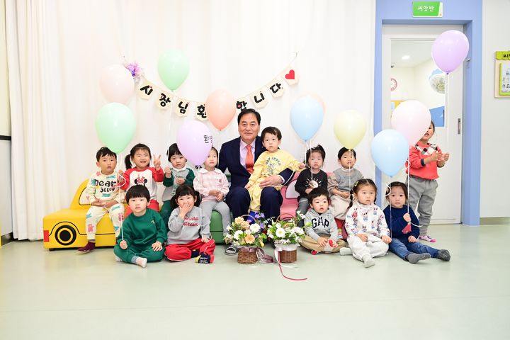 [김천=뉴시스] 배낙호 시장이 육아지원센터를 찾아 어린이들과 즐거운 시간을 보내고 있다. (사진=김천시 제공) 2025.05.21 photo@newsis.com *재판매 및 DB 금지