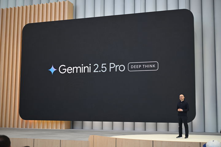 [서울=뉴시스] 구글은 20일(현지 시간) 미국 캘리포니아주 마운틴뷰에서 열린 연례 개발자 콘퍼런스 'I/O 2025'에서 최근 개발자들이 더욱 풍부하고 인터랙티브한 웹 앱을 구축할 수 있도록 '제미나이 2.5 프로'를 업데이트했으며 이를 기반으로 한 고급 추론 모드 '딥 씽크(Deep Think)'를 테스트하고 있다고 밝혔다. (사진=구글 제공) *재판매 및 DB 금지