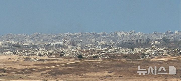 [스데로트=뉴시스]김난영 기자 = 21일(현지 시간) 이스라엘 남부 스데로트에서 바라본 가자 지구 모습. 많은 빌딩이 폐허가 되어 있다. 2025.05.21.