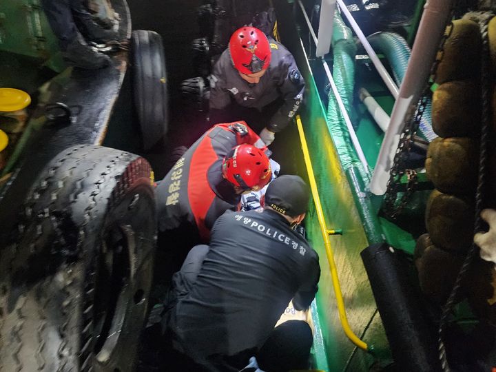 [부산=뉴시스] 부산 북항 5부두에서 급유선 사이에 끼인 선원 구조 모습. (사진=부산해경 제공) 2025.05.21. photo@newsis.com&nbsp; *재판매 및 DB 금지