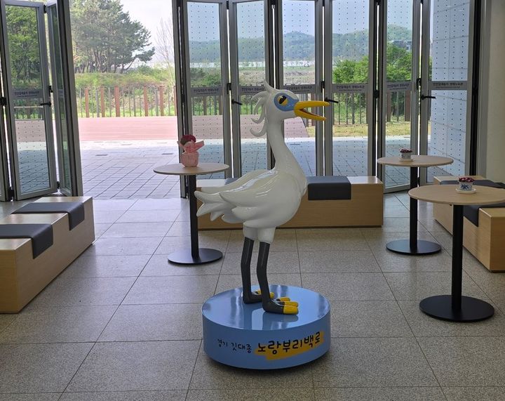[수원=뉴시스] 안산갈대습지 생태누리관에 설치된 노랑부리백로 조형물. (사진=경기도 제공) 2025.05.21. photo@newsis.com *재판매 및 DB 금지
