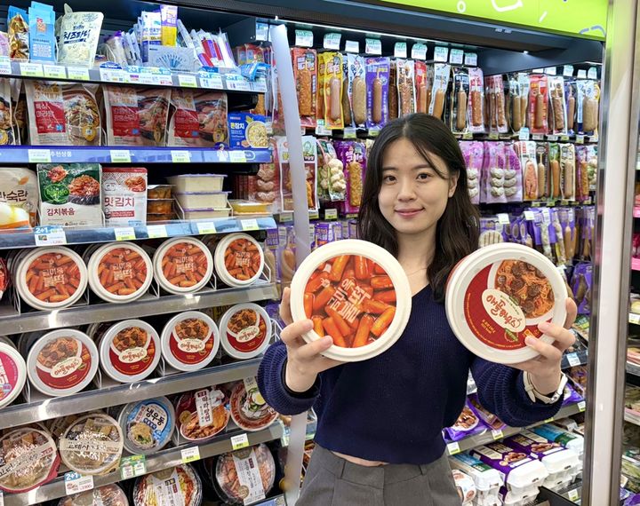 [서울=뉴시스] 편의점 CU가 서울 인기 떡볶이 맛집 '금미옥’, ‘애플하우스’와 협업한 RMR(레스토랑 간편식) 상품을 추가 출시한다고 21일 밝혔다. (사진=BGF리테일 제공) *재판매 및 DB 금지