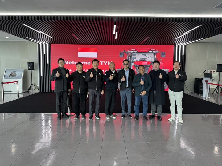 [서울=뉴시스] 지난 3월 20일 TYM 본사와 익산공장을 방문한 인도네시아 관계자들이 기념촬영을 하고 있다. (사진=TYM 제공) 2025.05.21 photo@newsis.com&nbsp; *재판매 및 DB 금지