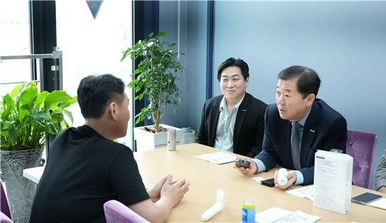 [서울=뉴시스]이태식 한유원 대표이사, 중소기업 생산현장 애로 청취.(사진=한국중소벤처기업유통원 제공) 2025.05.21. photo@newsis.com  *재판매 및 DB 금지