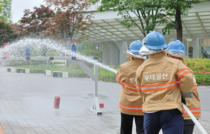 [서울=뉴시스] 롯데물산이 롯데월드타워에서 '2025 소방경진대회'를 개최했다고 21일 밝혔다. (사진=롯데물산 제공) *재판매 및 DB 금지