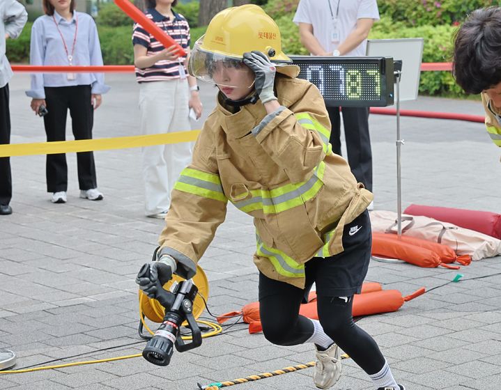 [서울=뉴시스] 롯데물산이 롯데월드타워에서 '2025 소방경진대회'를 개최했다고 21일 밝혔다. (사진=롯데물산 제공) *재판매 및 DB 금지
