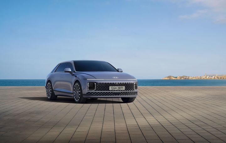 [서울=뉴시스] 현대자동차가 고품격 세단 그랜저의 연식 변경 모델 '2026 그랜저'를 출시한다고 21일 밝혔다. (사진=현대자동차 제공) photo@newsis.com *재판매 및 DB 금지