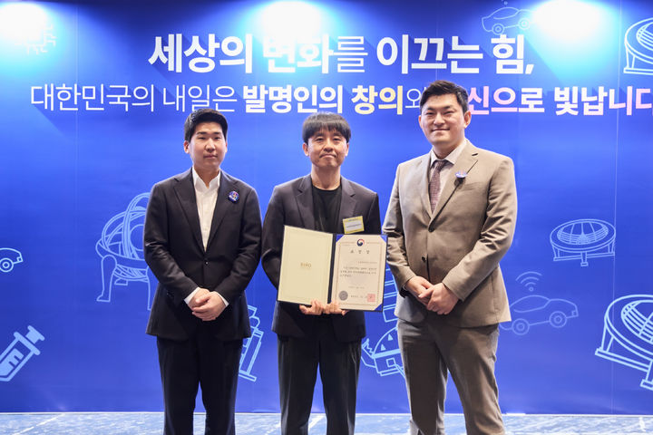 [서울=뉴시스] 삼성화재 관계자들이 보험업계 최초 발명의 날 '특허청장 표창'을 수상한 뒤 기념촬영을 하고 있다. (왼쪽부터) 법무지원파트 한종엽 프로, 김광준 파트장, 김종주 변리사. (사진=삼성화재 제공) 2025.05.21. photo@newsis.com *재판매 및 DB 금지