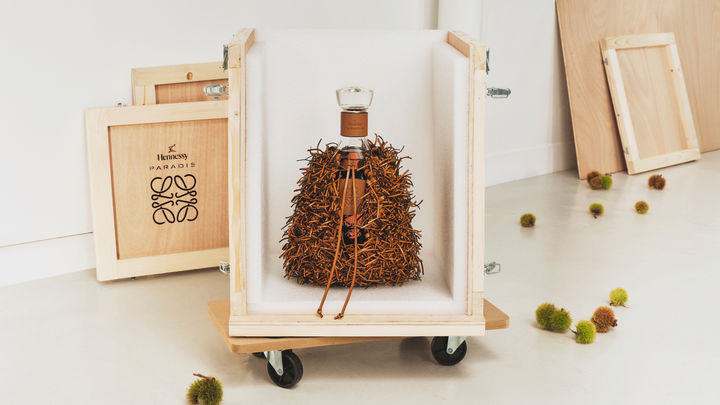 [서울=뉴시스] 신라면세점이 전 세계 단 180병만 출시된 한정판 '헤네시 파라디 X 로에베(Hennessy Paradis X LOEWE)' 협업 제품을 국내 단독으로 선보인다고 21일 밝혔다. (사진=신라면세점 제공) *재판매 및 DB 금지