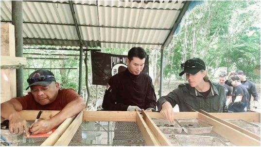 [서울=뉴시스]2024년 당시 한·미 공동발굴팀이 경상북도 문경시 마성면 일대에서 발굴한 유품들의 상태를 확인 및 분류하고 있다. (사진=국방부유해발굴감식단 제공) 2025.05.21. *재판매 및 DB 금지