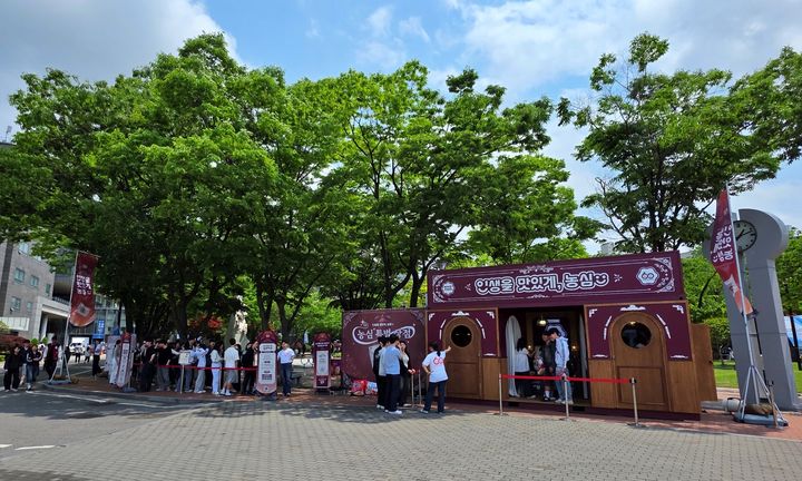 [서울=뉴시스] 지난 20일 숭실대학교에서 진행된 농심 팝업스토어 모습.(사진=농심 제공) *재판매 및 DB 금지