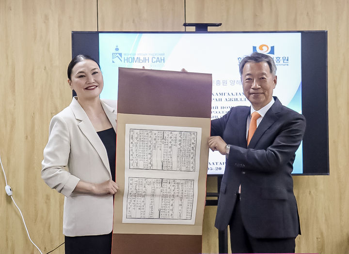  [안동=뉴시스] 한국국학진흥원과 몽골국립도서관 업무협약식에서 기념품을 전달하고 있다. (사진=한국국학진흥원 제공) 2025.05.21. photo@newsis.com *재판매 및 DB 금지