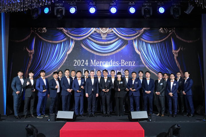 [서울=뉴시스] 한성자동차 임직원이 2024 메르세데스-벤츠코리아 딜러 어워드에서 기념 촬영하는 모습. (사진=한성자동차) 2025.05.21 photo@newsis.com *재판매 및 DB 금지 *재판매 및 DB 금지
